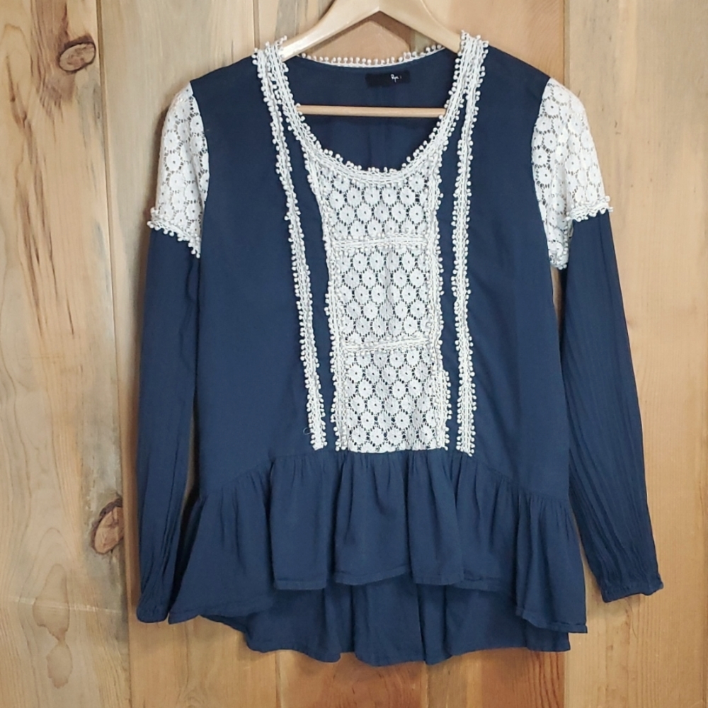 🐞Ryu Blue Lace Top Size S